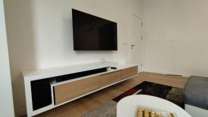 Μια τηλεόραση ή/και κέντρο ψυχαγωγίας στο Sunset