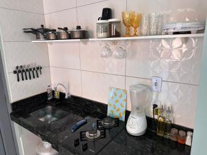 Eldhús eða eldhúskrókur á Studio com Cozinha no Centro