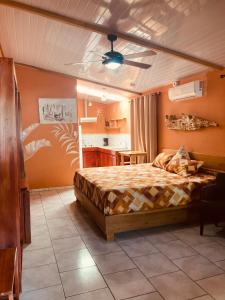 a bedroom with a bed and a kitchen at Caribbean Comfort in Puerto Viejo
