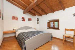 A bed or beds in a room at Podere Montestuccioli Még 37 kép