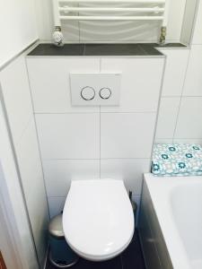 ein kleines Bad mit einem weißen WC in einem Zimmer in der Unterkunft Mountain Home Garmisch in Garmisch-Partenkirchen