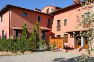 a home in the provence with a courtyard at Agriturismo Cameli in Certaldo