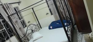 ein Zimmer mit einem Bett auf einem Balkon in der Unterkunft December apartment in Sokon