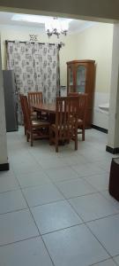 ein Esszimmer mit einem Holztisch und Stühlen in der Unterkunft December apartment in Sokon