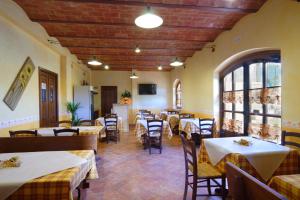 a restaurant with tables and chairs in a room at Agriturismo Cameli in Certaldo