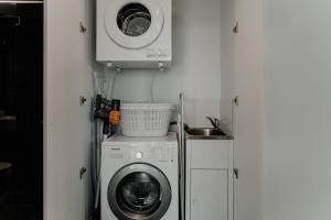 ベルコナンにあるBeautiful 2BR Lakeside Viewの部屋に洗濯機と乾燥機がある