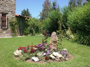 A garden outside Hotel Rural Valle del Tuejar