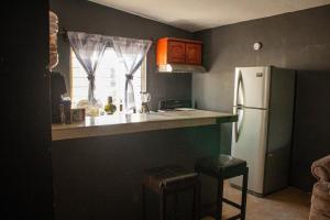 kuchnia z białą lodówką i oknem w obiekcie casa regia mitras w mieście Monterrey