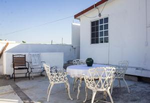 a patio with a table and chairs in front of a building at Depto 1 equipado x mitras cerca a imss 25 y a pasos del metro in Monterrey