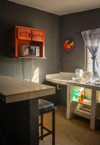 kuchnia z pomarańczowymi szafkami, stołem i blatem w obiekcie casa regia mitras w mieście Monterrey