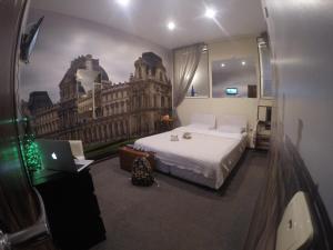 1 dormitorio con 1 cama con una foto de un edificio en Мини-отель Жуковского 14, en San Petersburgo