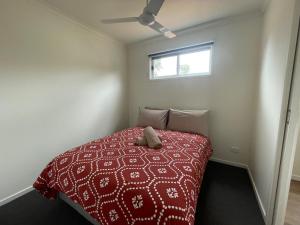 Cobar Caravan Park客房内的一张或多张床位
