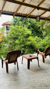 Κήπος έξω από το Elisha Place Hiriketiya