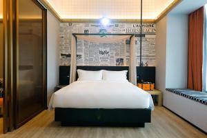 En eller flere senger på et rom på Arthur Hotel Liwan COCO Park Dongsha Metro Guangzhou-24H Coffee & Low Tea & Free Shuttle Bus For Canton Fair By Paco