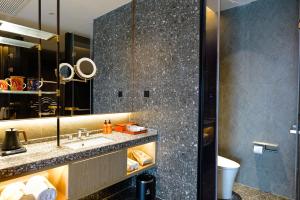 Et bad på Arthur Hotel Liwan COCO Park Dongsha Metro Guangzhou-24H Coffee & Low Tea & Free Shuttle Bus For Canton Fair By Paco