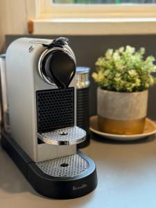 Utensilios para hacer té y café en Lorne Groovy Ocean View Log House, Pet Friendly, FREE WIFI wine & chocolates kangaroos in the evening