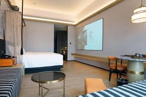 En eller flere senger på et rom på Arthur Hotel Liwan COCO Park Dongsha Metro Guangzhou-24H Coffee & Low Tea & Free Shuttle Bus For Canton Fair By Paco