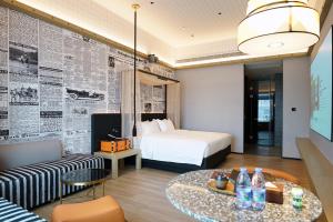 En TV eller et underholdningssystem på Arthur Hotel Liwan COCO Park Dongsha Metro Guangzhou-24H Coffee & Low Tea & Free Shuttle Bus For Canton Fair By Paco