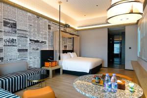 En eller flere senger på et rom på Arthur Hotel Liwan COCO Park Dongsha Metro Guangzhou-24H Coffee & Low Tea & Free Shuttle Bus For Canton Fair By Paco