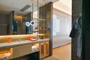Et bad på Arthur Hotel Liwan COCO Park Dongsha Metro Guangzhou-24H Coffee & Low Tea & Free Shuttle Bus For Canton Fair By Paco