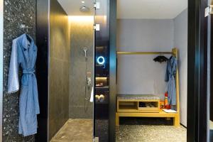 Et bad på Arthur Hotel Liwan COCO Park Dongsha Metro Guangzhou-24H Coffee & Low Tea & Free Shuttle Bus For Canton Fair By Paco