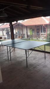 une grande table de ping-pong devant une maison dans l'établissement Вилен комплекс Дарибел, à Sapareva Banya