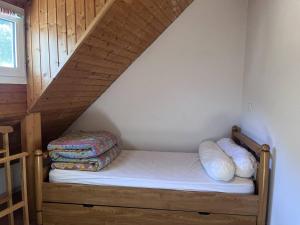 Ce lit se trouve dans une chambre située sous un escalier. dans l'établissement Chalet familial à Cauterets avec chambres spacieuses - FR-1-812-58, à Cauterets 2 autres photos