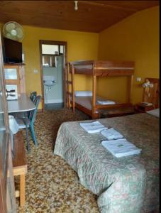 Giường trong phòng chung tại Pinehaven Motel