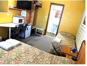 Giường trong phòng chung tại Pinehaven Motel