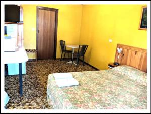 Giường trong phòng chung tại Pinehaven Motel