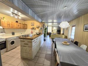 Η κουζίνα ή μικρή κουζίνα στο Maison de charme avec piscine privative et aire de jeux en plein cœur du Périgord - FR-1-616-80