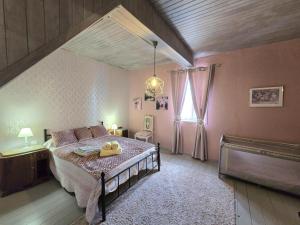 Ένα ή περισσότερα κρεβάτια σε δωμάτιο στο Maison de charme avec piscine privative et aire de jeux en plein cœur du Périgord - FR-1-616-80 +18 φωτογραφίες