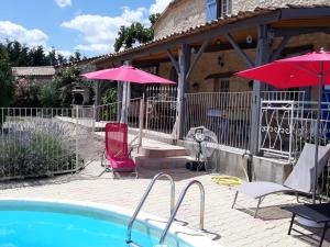 Πισίνα στο ή κοντά στο Maison de charme avec piscine privative et aire de jeux en plein cœur du Périgord - FR-1-616-80