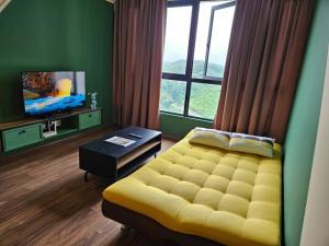 TV a/nebo společenská místnost v ubytování Gaia Residences Bandar Gamuda Gardens, Cozy Retreat with Mountain Views