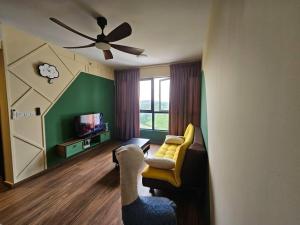 TV a/nebo společenská místnost v ubytování Gaia Residences Bandar Gamuda Gardens, Cozy Retreat with Mountain Views