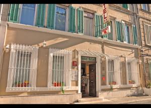 un edificio con puertas blancas en el lateral de una calle en Hôtel Select, en Salon-de-Provence