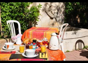 - une table avec de la nourriture et des boissons dans l'établissement Hôtel Select, à Salon-de-Provence