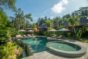 Bazén v ubytování Samujha Ubud Resort nebo v jeho okolí