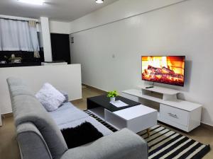 KikuyuLuxe Loft Kinoo的配有沙发和平板电视的客厅