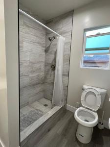 Ένα μπάνιο στο 2237 Newly Renovated House Easy Access to Highway Parks DTLA +10 φωτογραφίες