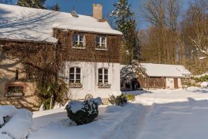 ein schneebedecktes Haus mit einem Hof in der Unterkunft Altes Forstamt im Teutoburger Wald-Fewo Hofgarten in Altenbeken