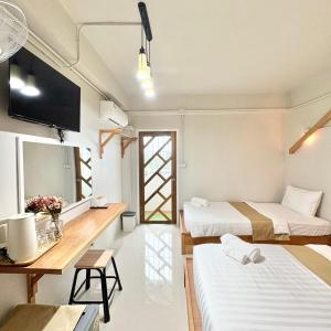 Postel nebo postele na pokoji v ubytování Yoi Hotel krabi