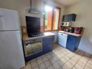 Kuchyň nebo kuchyňský kout v ubytování Maison spacieuse à Cauterets : 4 chambres, garage, sans animaux - FR-1-812-102