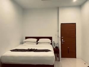 Katil atau katil-katil dalam bilik di YAMA HOTEL & ROOFTOP BAR
