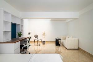 En eller flere senge i et værelse på Sweet Rentals Homes Ho Chi Minh