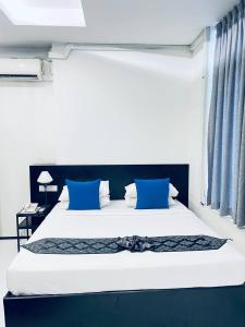 Katil atau katil-katil dalam bilik di YAMA HOTEL & ROOFTOP BAR