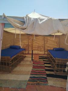 Tenda con 2 Letti e 1 Ombrello di ASSINGAR camp a Jazīrat Suhayl