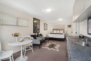 En eller flere senge i et værelse på Sutherlands by the Sea