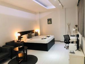 Katil atau katil-katil dalam bilik di YAMA HOTEL & ROOFTOP BAR