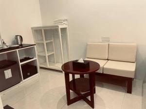 Ruang duduk di YAMA HOTEL & ROOFTOP BAR